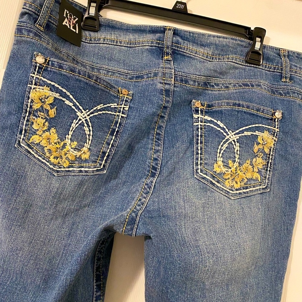 NWT Roz & Ali Cropped & Cuffed Jeans